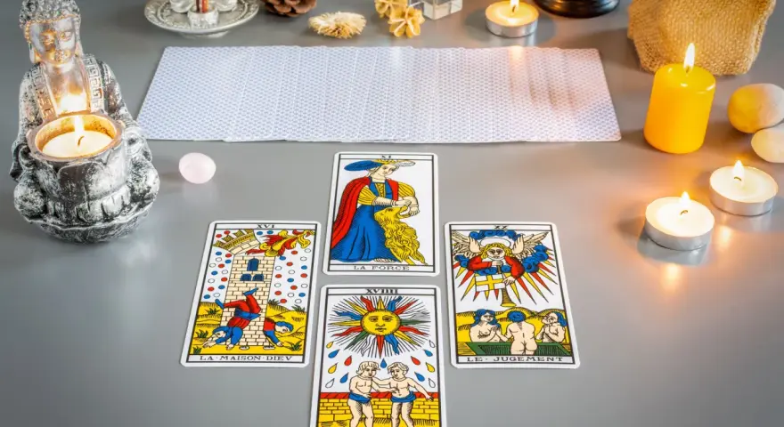 Una lectura de tarot con cartas como La Fuerza, La Maison Dieu y Le Jugement. ¿Los arcanos sí o no?