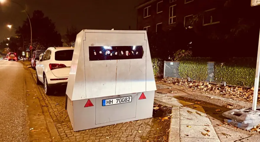 Mobile Blitzer-Anhänger mit Kennzeichen HH 70082 am Straßenrand. Vorsicht, hier drohen hohe Blitzer Kosten!