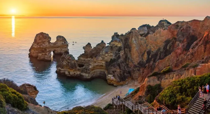 Zachód słońca nad skalistym wybrzeżem Algarve. Portugalia, jakie morze? To Atlantyk, który tworzy tu malownicze zatoczki i łuki skalne.