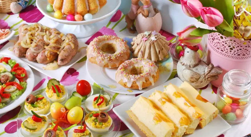 Co na śniadanie wielkanocne? Sernik, babka, pączki, jajka faszerowane, kiełbaski i sałatka.