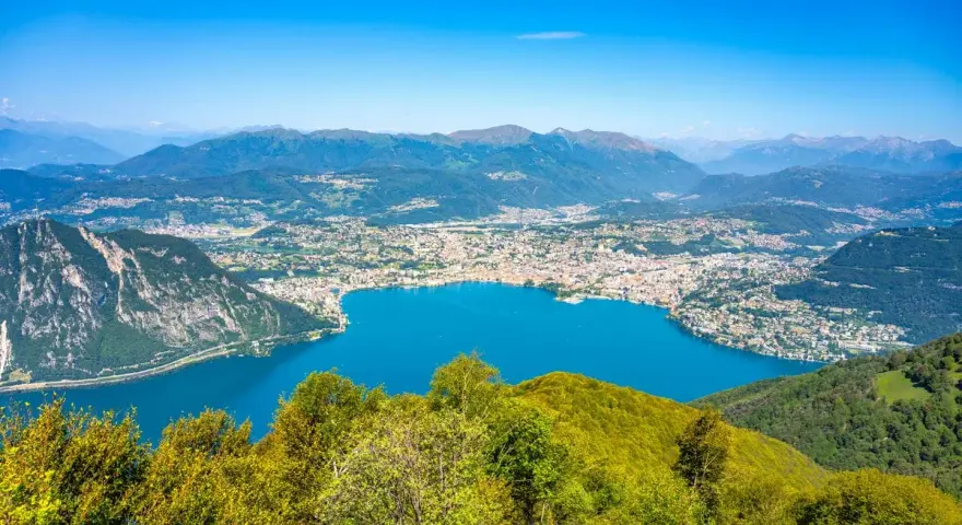 Panoramica mozzafiato del lago e della città, un vero balcone d'Italia in moto, con montagne sullo sfondo.