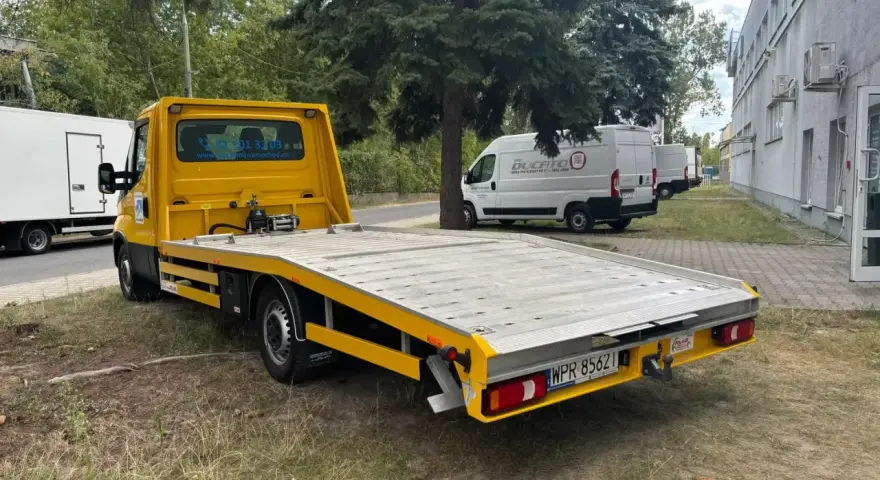 Żółta autolaweta gotowa do pracy. Chcesz wiedzieć, jak zdobyć zlecenia na autolawetę? Ten pojazd to Twój pierwszy krok do sukcesu.