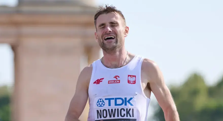 Adam Nowicki, polski lekkoatleta, z wyrazem triumfu na twarzy po udanym biegu.