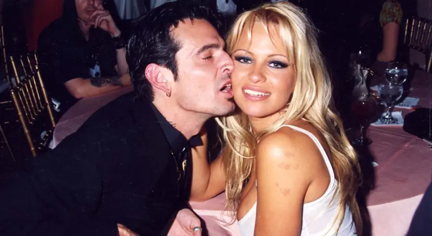 Tommy Lee całuje w policzek Pamelę Anderson.