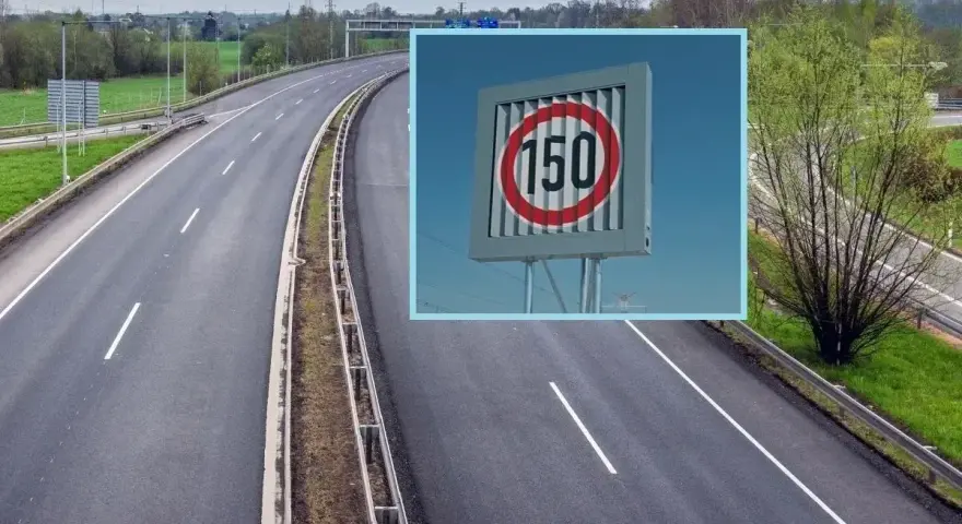 Autostrada z tablicą informującą o ograniczeniu prędkości do 150 km/h. To wzór na czas, który pozwala na szybkie przemieszczanie się.