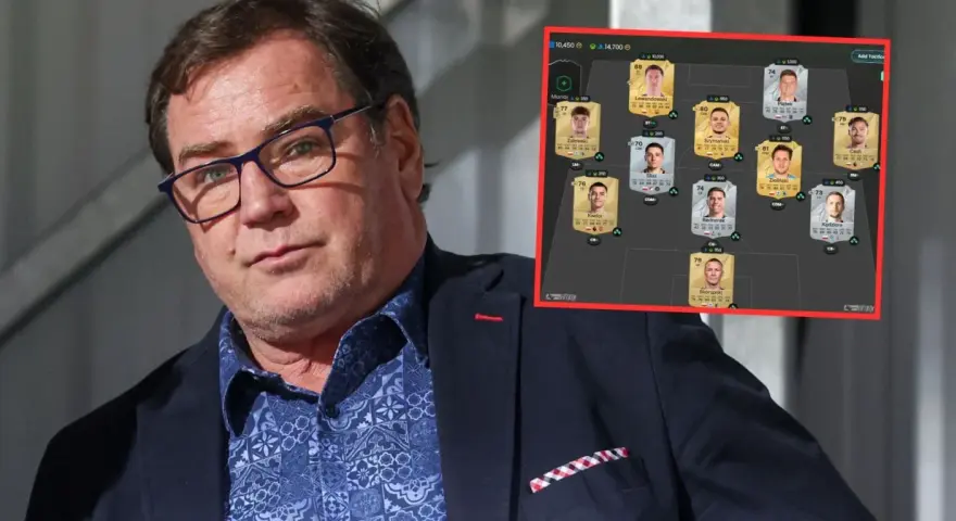 Mężczyzna w okularach patrzy na ekran z wirtualną drużyną piłkarską, sugerując dyskusję o powołania do kadry.