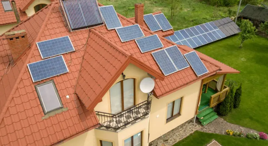 Dom z panelami fotowoltaicznymi na dachu. Instalacja fotowoltaiczna to inwestycja, która pozwala na odliczenie fotowoltaiki od podatku, obniżając rachunki.