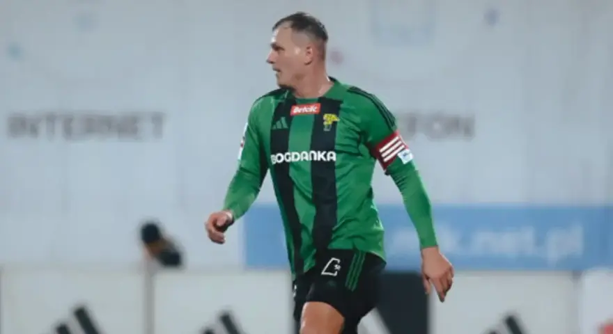 Piłkarz Górnika Łęczna w zielono-czarnej koszulce z opaską kapitana. Mecz z GKS Tychy.