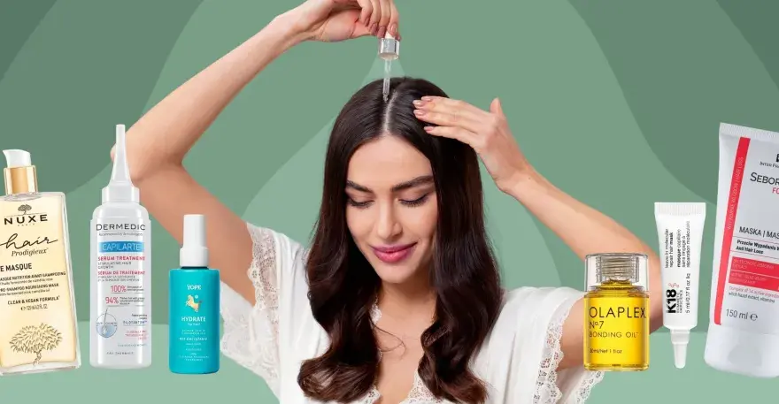 Kobieta aplikuje serum na skórę głowy, otoczona kosmetykami do włosów, w tym produktami z linii biomarine.