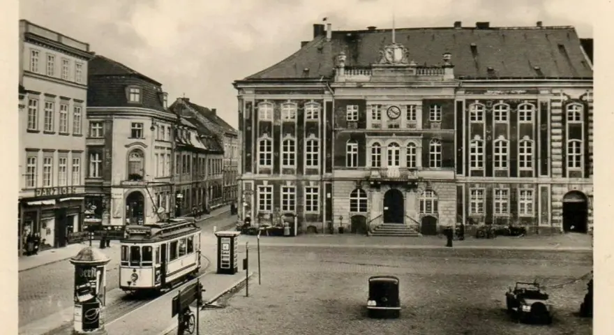 Kostrzyn nad Odrą przed wojną: tramwaj i samochody na rynku przed ratuszem.