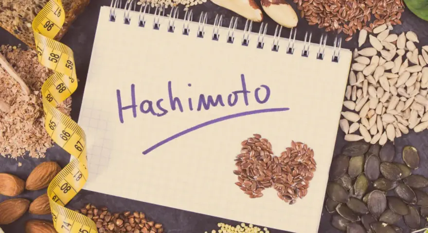 Czy hashimoto skraca życie? Notatnik z napisem "Hashimoto", taśma miernicza i zdrowe nasiona.