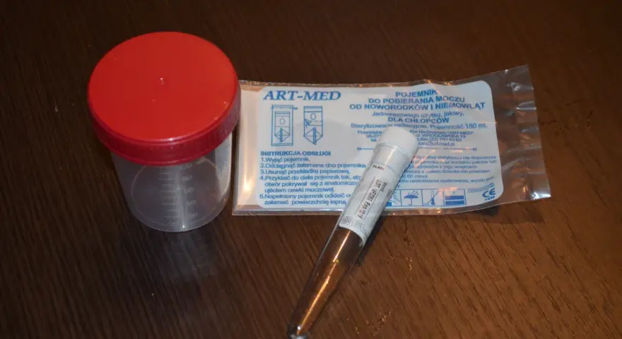 Jak pobrać mocz od niemowlaka woreczkiem? Instrukcja bez stresu!