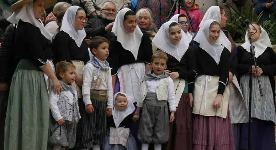 Dzieci w tradycyjnych strojach, jakby z obrazka "co przywieźć z Majorki".