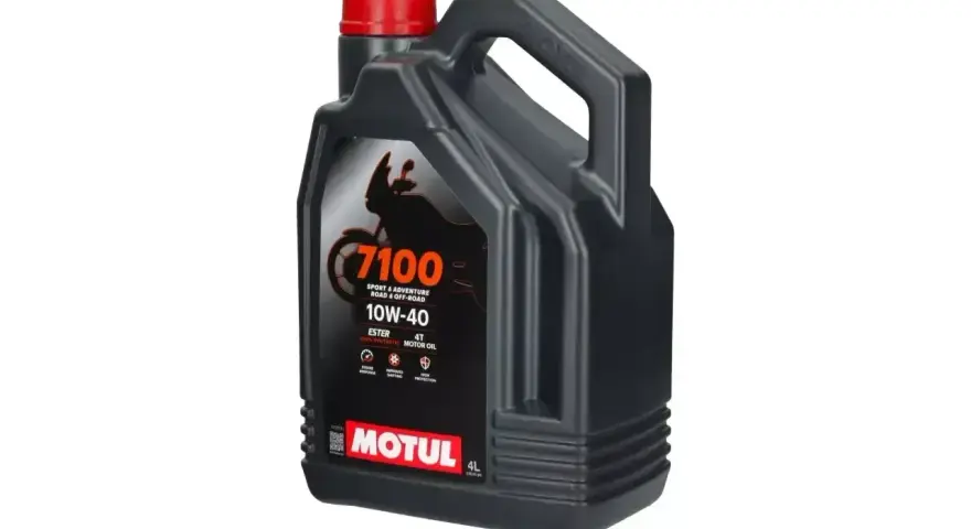 Czarny kanister z olejem Motul 7100 10W-40. Idealny wybór dla motocyklistów, którzy zastanawiają się nad wyborem między Motul 5100 czy 7100.