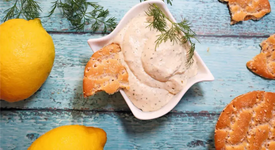 Kremowa pasta z łososia z koperkiem, podana z cytryną i chlebkiem. Idealna na przekąskę.