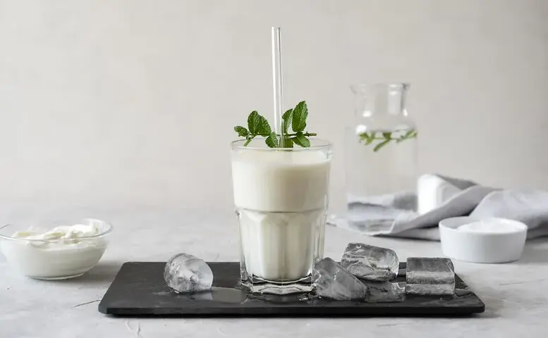 Ayran napój: tradycyjny przepis, zdrowotne korzyści i smakowe wariacje