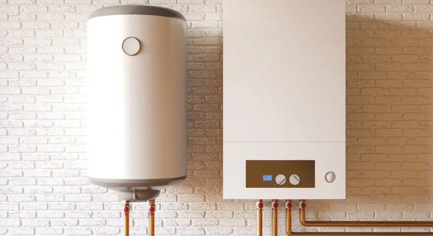 Caldaia e scaldabagno moderni su muro di mattoni. Ottieni il bonus rottamazione caldaia per un impianto efficiente.