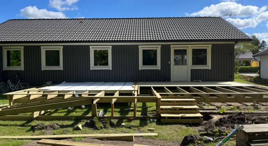 Ny altan byggs med tryckimpregnerat altan virke. Grunden är på plats, trappan tar form.