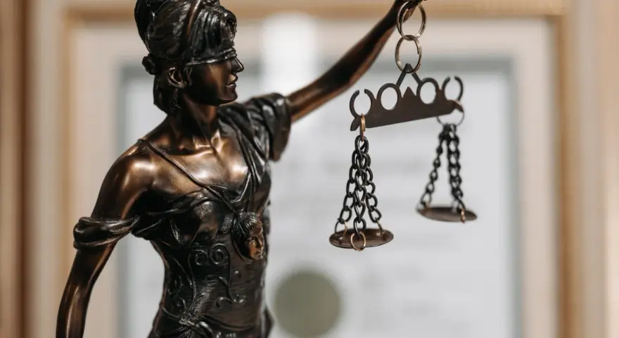 Statua della Giustizia con bilancia, simbolo di chi ha conseguito la laurea in legge o giurisprudenza.