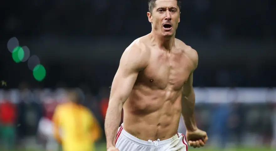 Robert Lewandowski, znany z imponującego wzrostu i sylwetki, świętuje bramkę.