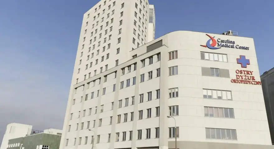 Nowoczesny budynek Carolina Medical Center z logo i napisem "Ostry Dyżur Ortopedyczny".