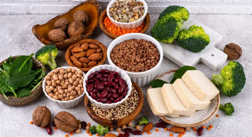 Un assortiment coloré de graines, noix, légumineuses et tofu, offrant une variété de protéines végétales pour une alimentation saine.