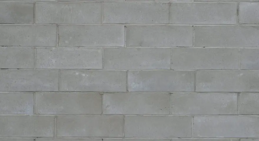Pared de bloques de hormigón gris, lista para pintar y transformar.