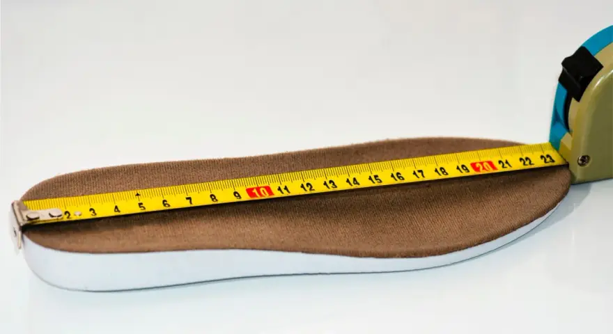 Miarka wskazuje 19,5 cm. Jaki to rozmiar buta? To długość wkładki, która pomoże dobrać idealne obuwie.