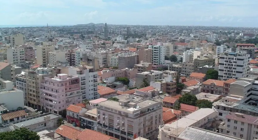 Widok na rozległe senegal miasta z wieloma budynkami i dachami.