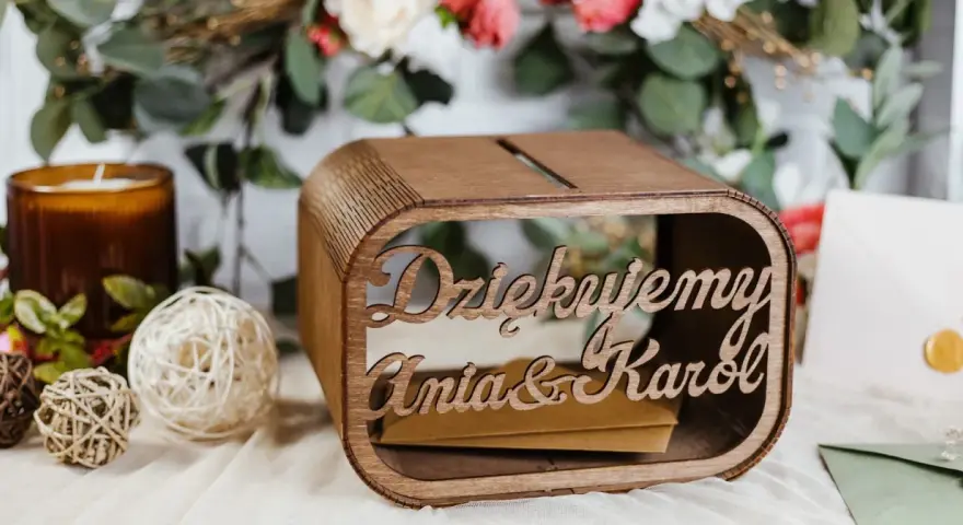 Drewniana skrzynka z napisem "Dziękujemy Ania & Karol" na koperty, idealna na ślub. Jak zapakować zdrapki na ślub? Włóż je do tej uroczej skrzyneczki!