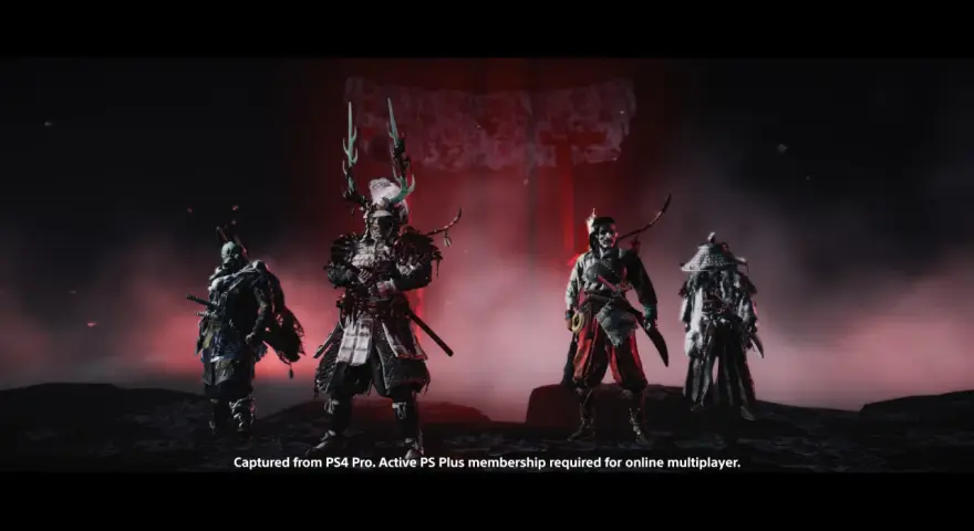 Czterech wojowników w zbrojach, jak z Ghost of Tsushima: Bajarz legend, stoi na tle czerwonej mgły i bramy torii.