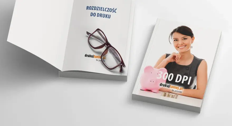 Okładka broszury z napisem "Rozdzielczość do druku" i okularami. Obok druga okładka z uśmiechniętą kobietą, skarbonką i napisem "300 DPI".