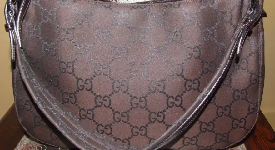 Brązowa torebka Gucci vintage z monogramem GG. Klasyczny dodatek, który nigdy nie wychodzi z mody.