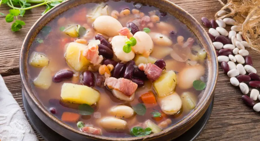 Gęsta zupa fasolowa, jak z przepisu babci, z ziemniakami, boczkiem i różnymi rodzajami fasoli.