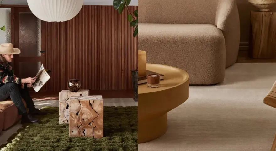 Man läser tidning i en mysig, styla brun soffa. Bredvid står träkuber som soffbord.