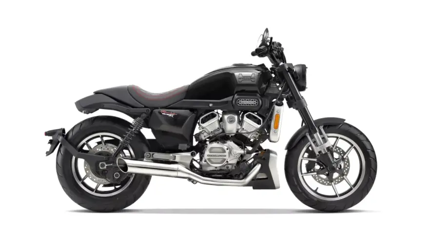 Czarny motocykl Hyosung GT 125 z widocznym silnikiem V-twin. Poznaj jego hyosung gt 125 dane techniczne i poczuj wolność na drodze.