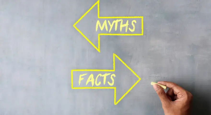 Strzałki z napisami "MYTHS" i "FACTS" na szarej tablicy. Rozważając leki na koncentrację dla dzieci z ADHD, warto odróżnić fakty od mitów.