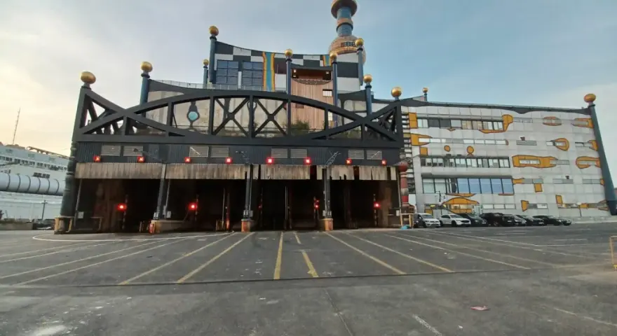 Spalarnia śmieci Wiedeń, znana jako Hundertwasserhaus, to kolorowy budynek z charakterystycznym kominem.
