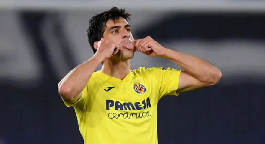 Gerard Moreno, jugador del Villarreal, celebra un gol con un gesto divertido, sacando la lengua y tocándose las mejillas.