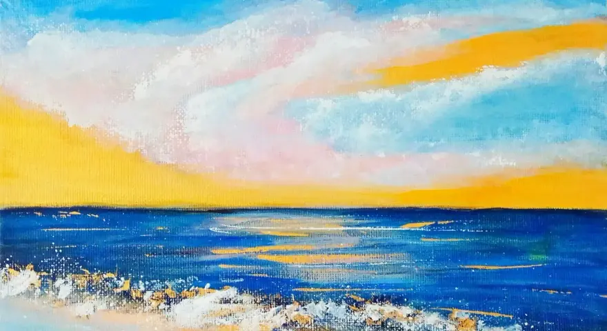 En solnedgång över havet med vågor som slår mot stranden. En vacker inspiration för saker att måla.