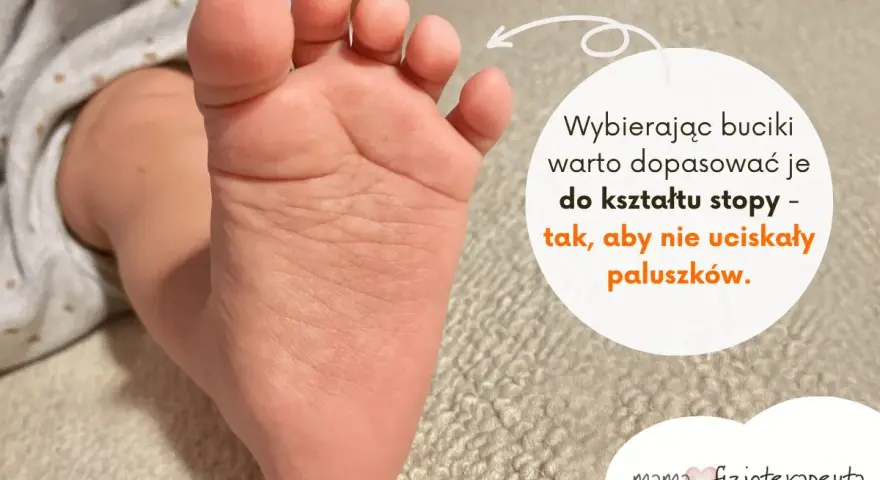 Dziecięca, szeroka stopa z widocznymi paluszkami. Tekst radzi dopasować buciki do kształtu stopy, by nie uciskały paluszków.
