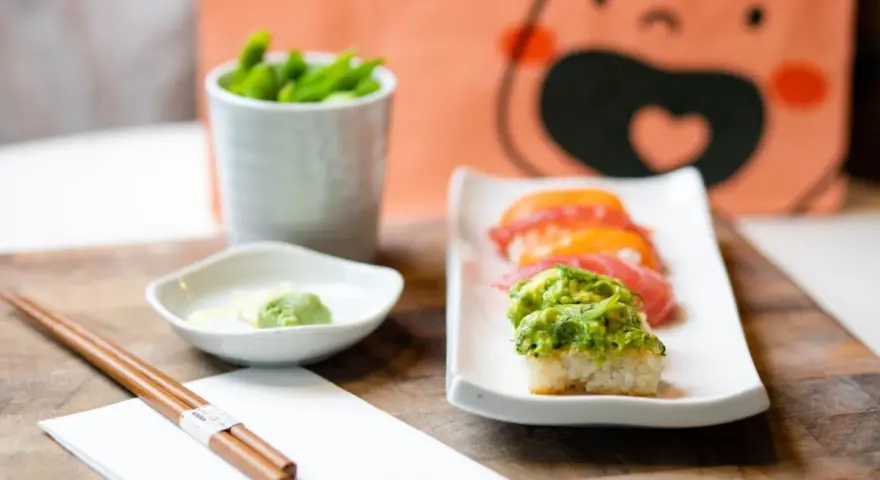Zielone wasabi, z którego robi się wasabi, podane z sushi i edamame.