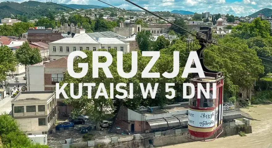 Widok na miasto Kutaisi w Gruzji z kolejki linowej. Napis "GRUZJA KUTAIISI W 5 DNI" na tle zieleni i budynków.