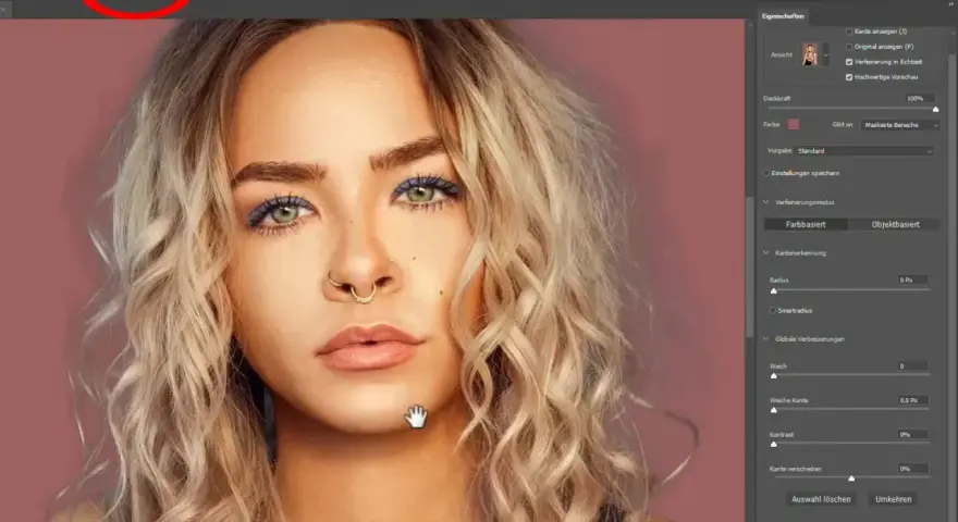 Portret kobiety z blond włosami i różowym tłem, z zaznaczonym przyciskiem "Haar verfeinern" w Photoshopie.
