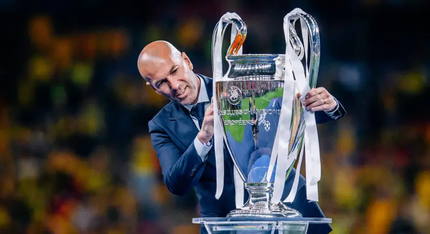 Zinedine Zidane z pucharem Ligi Mistrzów. To on wie, kto wygrał ligę mistrzów.
