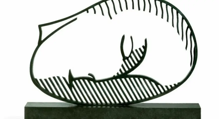 Sculpture stylisée d'une femme allongée, la muse endormie, aux formes épurées et rayées, posée sur un socle sombre.