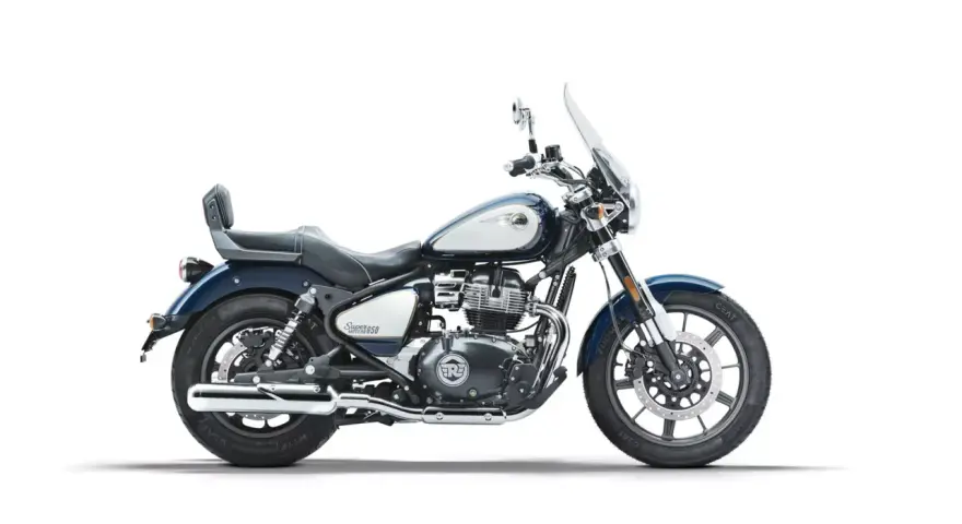 Royal Enfield Super Meteor 650: opiniones sobre su diseño cruiser azul y cromado, con asiento cómodo y parabrisas.