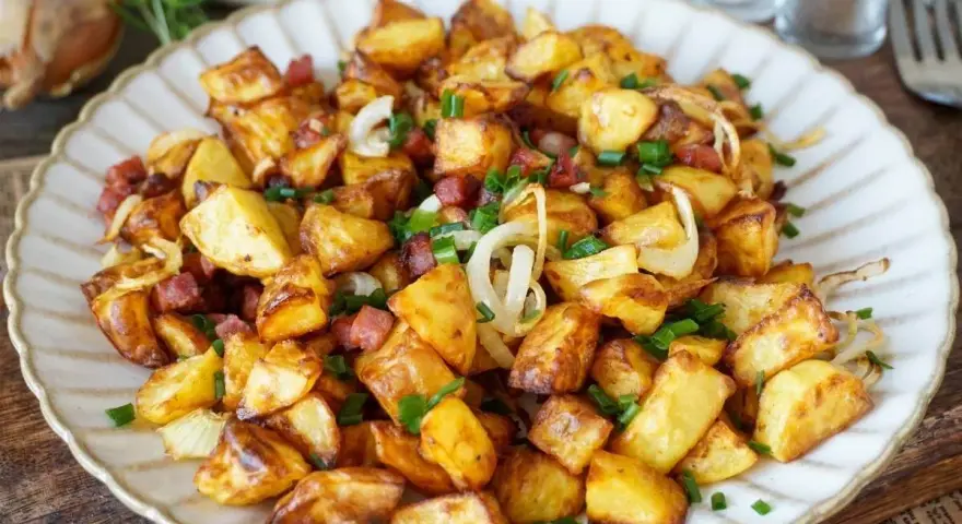 Knusprige Bratkartoffeln mit Speck und Zwiebeln, perfekt aus dem Airfryer. Gekochte Kartoffeln werden so zu einem Genuss.