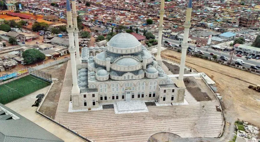 Imponująca, nowoczesna świątynia góruje nad gęsto zabudowanym krajem z Akry. Obok boiska piłkarskiego i szkoły, majestatyczny meczet z minaretami stanowi serce tej dynamicznej społeczności.
