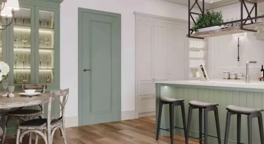 Elegancka kuchnia z wyspą w kolorze szałwiowym, przeszkloną witryną i drewnianą podłogą.